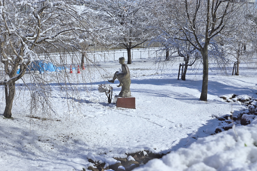 雪、彫刻「春休み」3 - 片倉城跡公園
