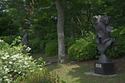ウツギ(空木)と彫刻「ダナエ」- 片倉城跡公園