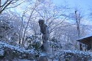 雪、彫刻「ダナエ」 - 片倉城跡公園
