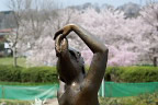 彫刻「長い髪」と桜 - 片倉城跡公園