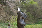 彫刻「長い髪」と山桜 - 片倉城跡公園