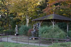 黄紅葉、彫刻「長い髪」 - 片倉城跡公園
