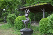 新緑、彫刻「長い髪」2 - 片倉城跡公園