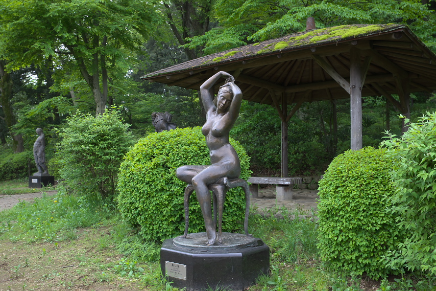 新緑、彫刻「長い髪」2 - 片倉城跡公園