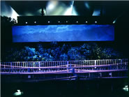 吊り橋型観客ステージより 前:前列の観客ステージ 奥:シアタースクリーン正面