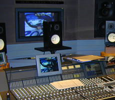 スタジオでの振動シートを使った制作風景